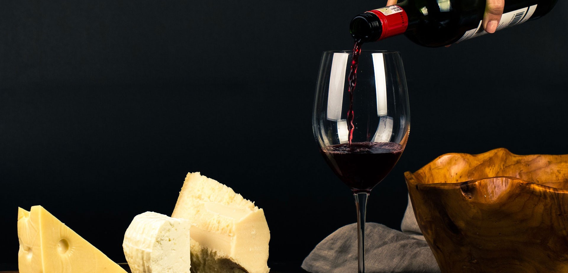 Cialis e vino in un bicchiere.