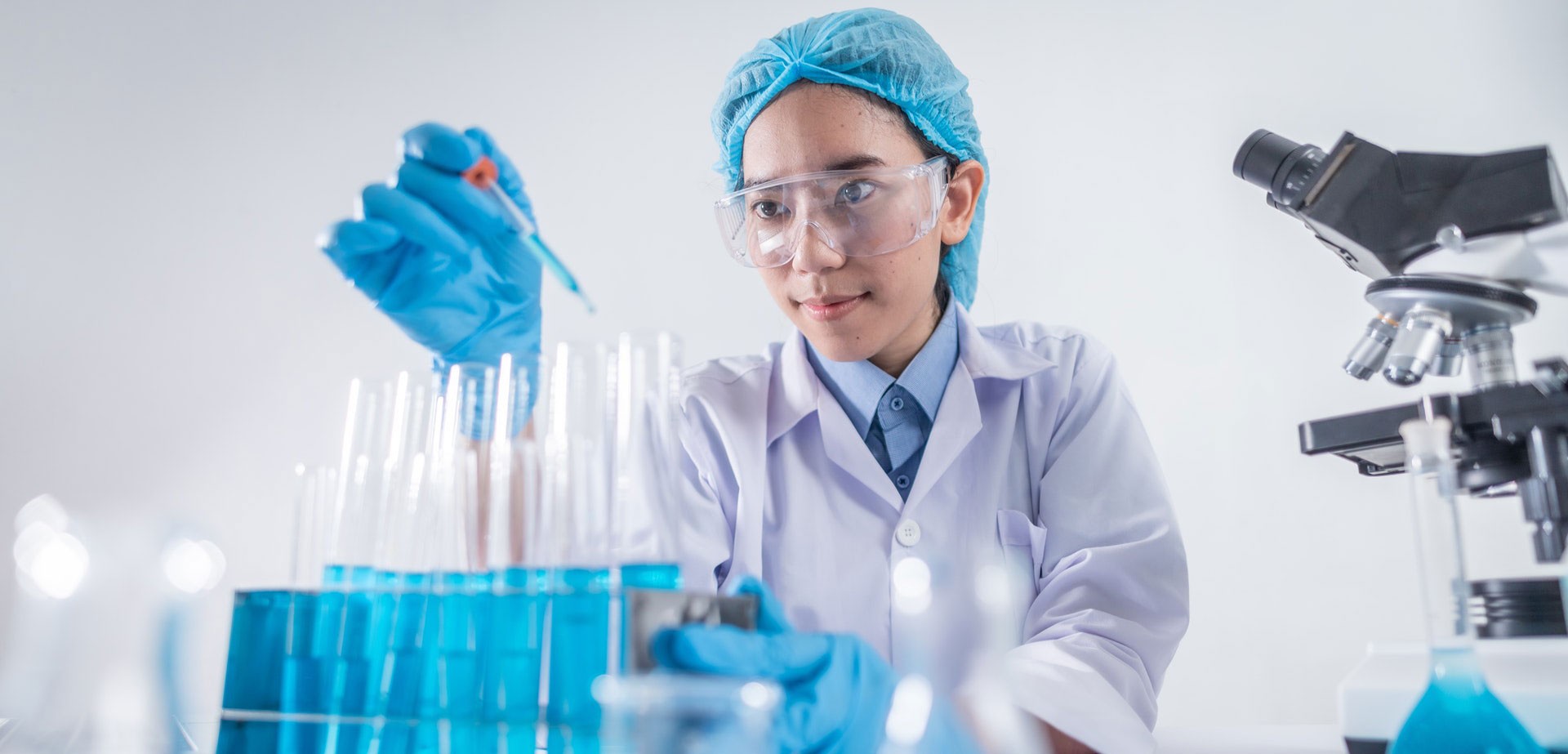 Una donna in un laboratorio inventa il farmaco Viagra.
