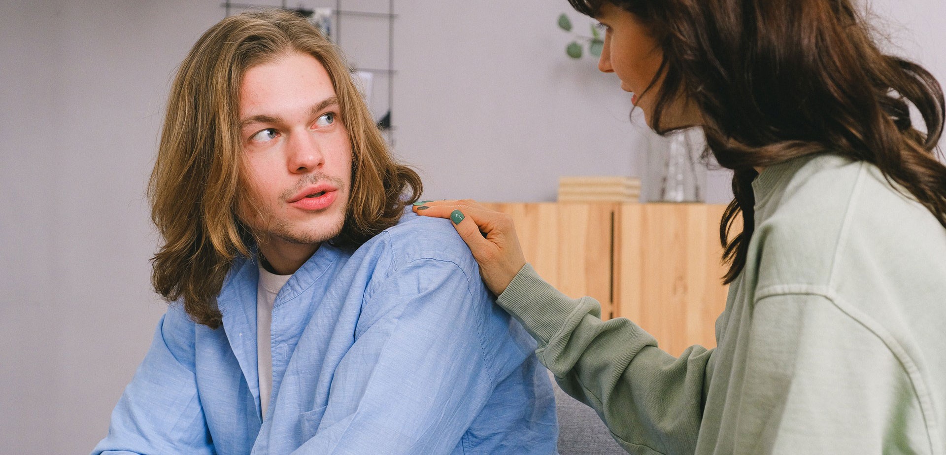 Un uomo pensa a come curare la disfunzione erettile con Viagra, Cialis, Levitra.