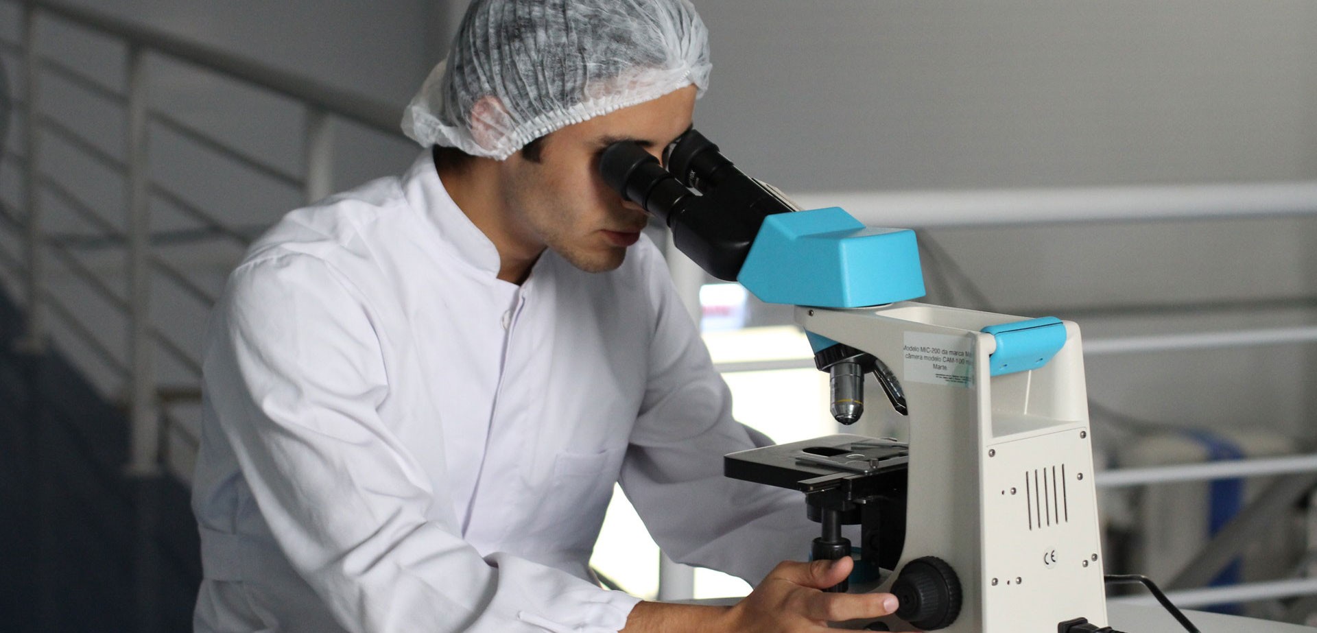 Un medico sta conducendo una ricerca sul farmaco Viagra.